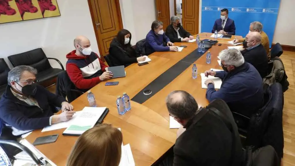 O conselleiro de Medio Rural, Jos&eacute; Gonz&aacute;lez, mantivo un encontro en Compostela con representantes do sector gandeiro (Foto: Xunta da Galicia).
