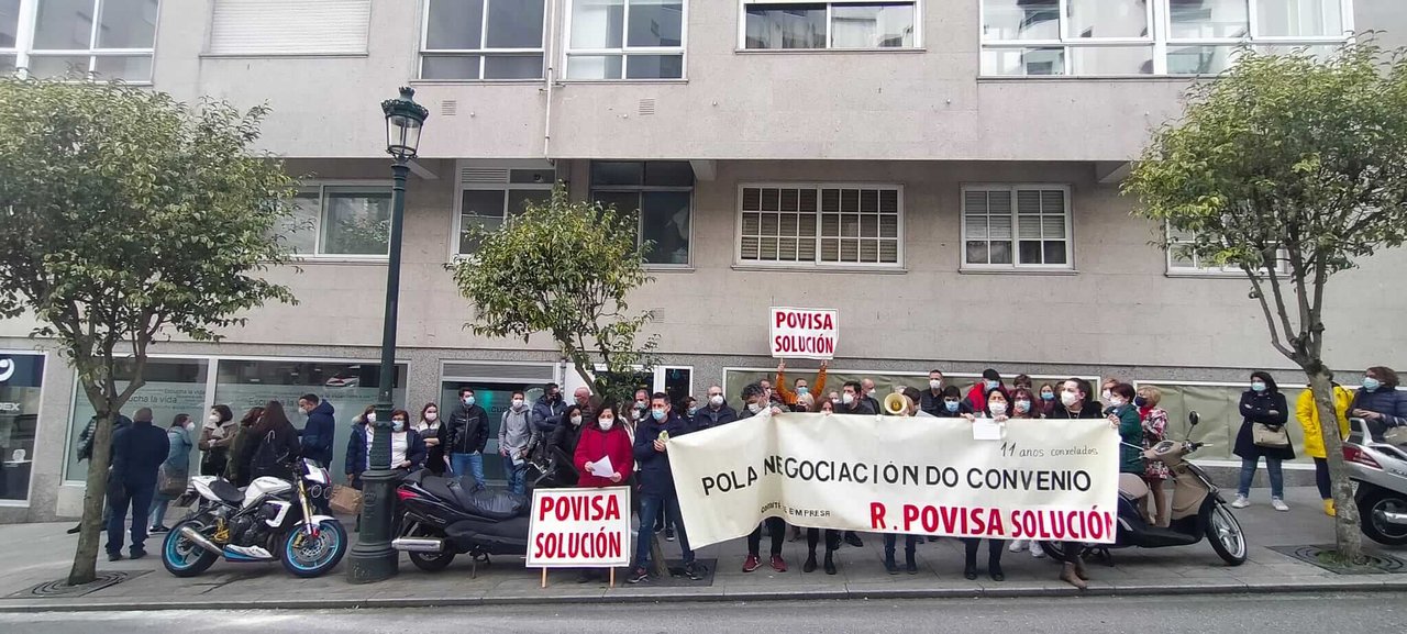 Concentración do persoal de Povisa para reclamar a actualización do convenio colectivo. (Foto: Nós Diario)