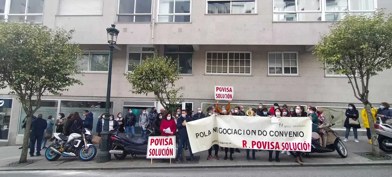 Concentraci&oacute;n do persoal de Povisa para reclamar a actualizaci&oacute;n do convenio colectivo. (Foto: N&oacute;s Diario)