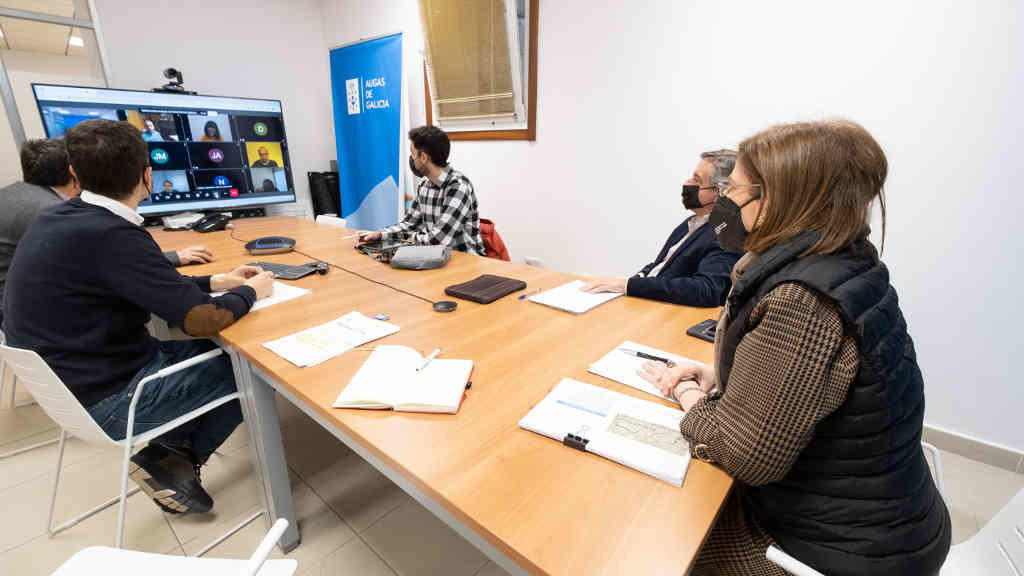 A directora de Augas da Galiza, Teresa Gutiérrez, nunha reunión; será unha das integrantes da nova Xunta Consultiva. (Foto: Xunta da Galiza).