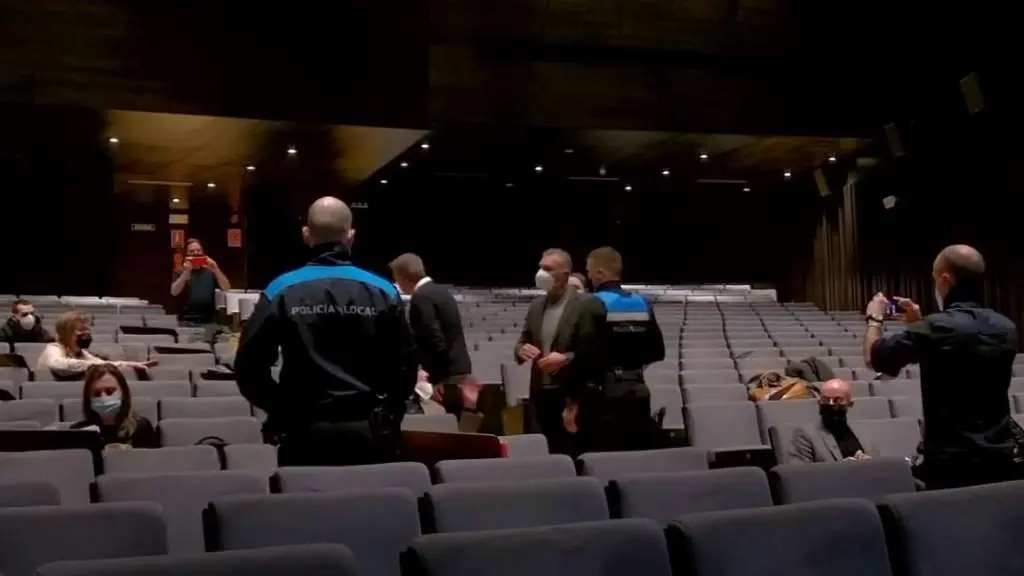 Dous axentes da Polic&iacute;a Local, a petici&oacute;n do alcalde ourens&aacute;n, Gonzalo P&eacute;rez J&aacute;come, acompa&ntilde;an &aacute; sa&iacute;da do pleno a Lu&iacute;s Seara, do BNG (Foto: Concello de Ourense).