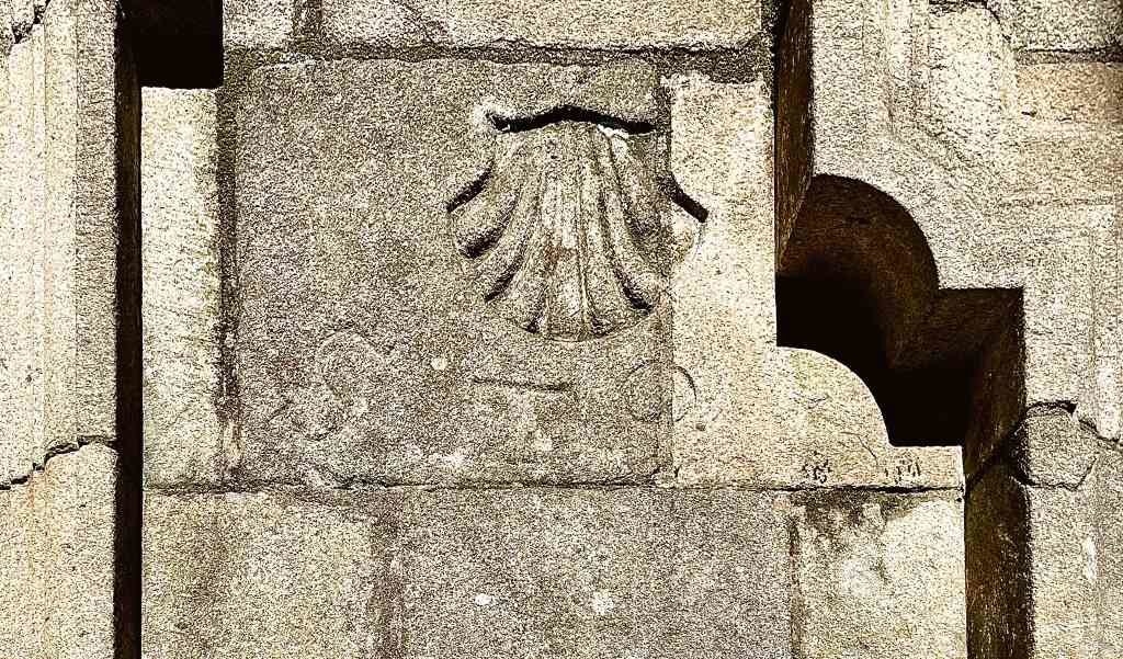 O símbolo do Cabido Catedralício acompáñase ás veces das letras STO.