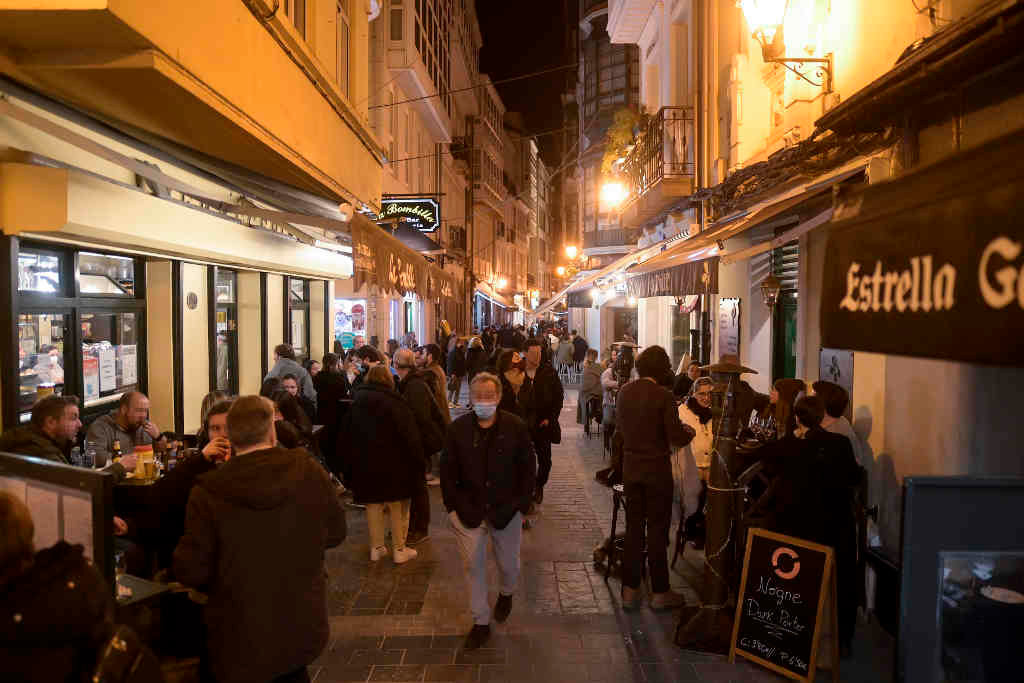 Primeiras horas na Coruña tras a fin das restricións horarias á medianoite da sexta feira ao sábado. (Foto: M. Dylan / Europa Press)