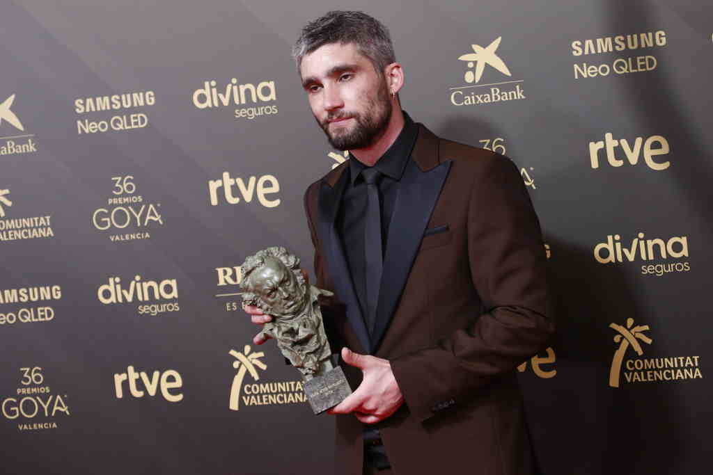 Chechu Salgado posa co premio Goya ao final da gala. (Foto: Javier Ramírez / Europa Press)