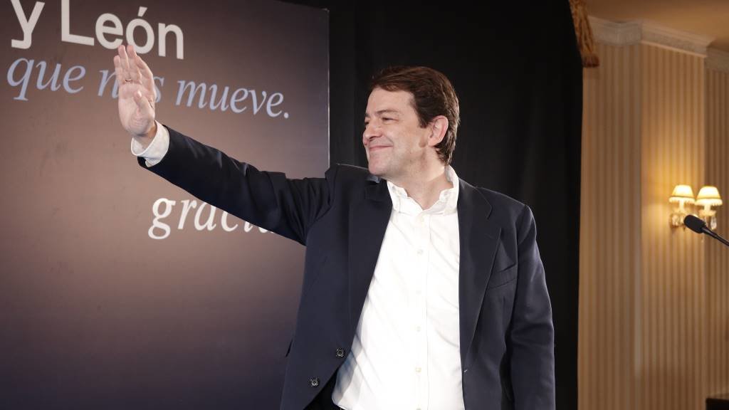 Alfonso Fernández Mañueco (PP), este domingo, celebrando os resultados na sede do seu partido (Foto: Manuel Ángel Laya / Europa Press).