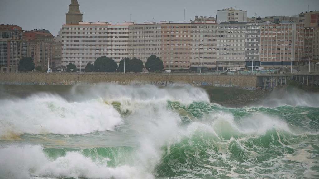 Fortes refachos de vento e ondadas na Coruña, o pasado 8 de xaneiro (Foto: M. Dylan / Europa Press).