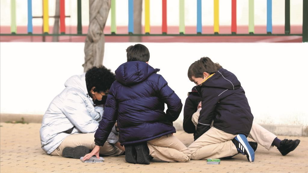 Na Galiza, a Xunta segue a recomendar o uso da máscara nos patios escolares ao aire libre (Foto: Isabel Infantes / Europa Press).