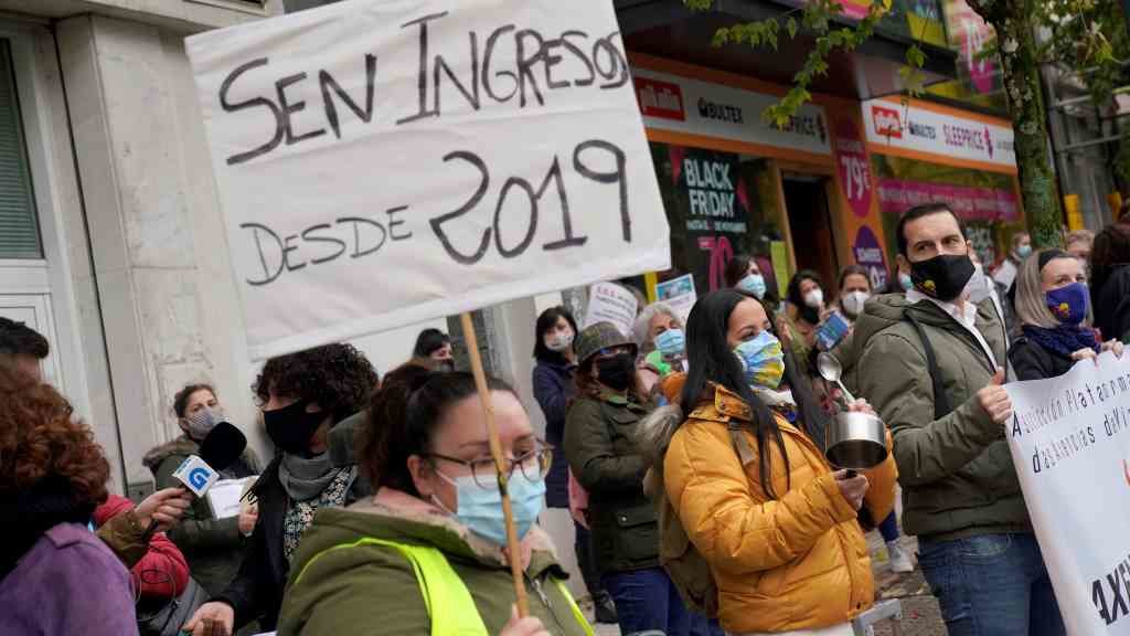 Traballadores e traballadoras das axencias de viaxe na protesta que realizaron o pasado mes de novembro ante o Parlamento galego (Foto: Álvaro Ballesteros / Europa Press).