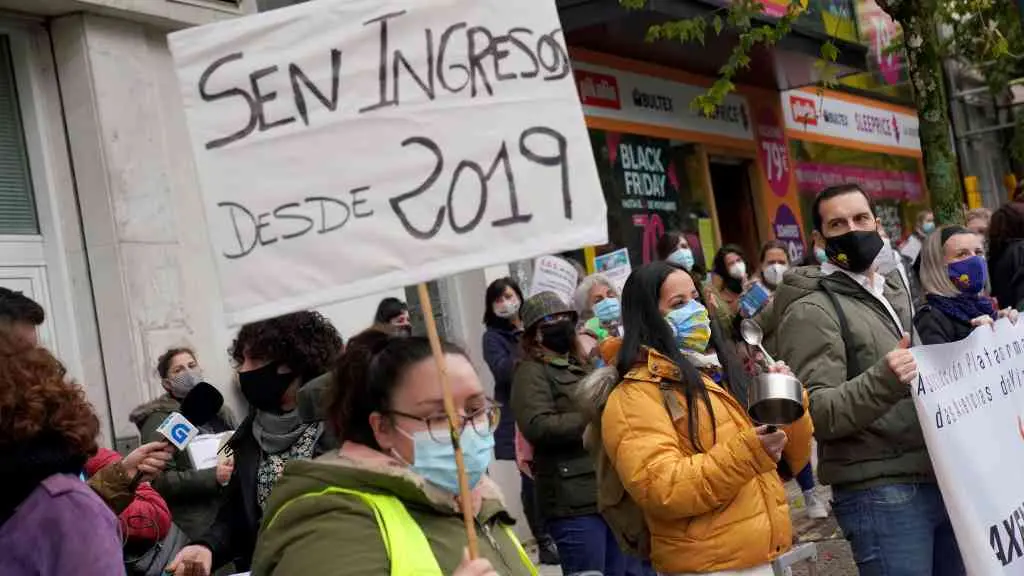 Traballadores e traballadoras das axencias de viaxe na protesta que realizaron o pasado mes de novembro ante o Parlamento galego (Foto: &Aacute;lvaro Ballesteros / Europa Press).