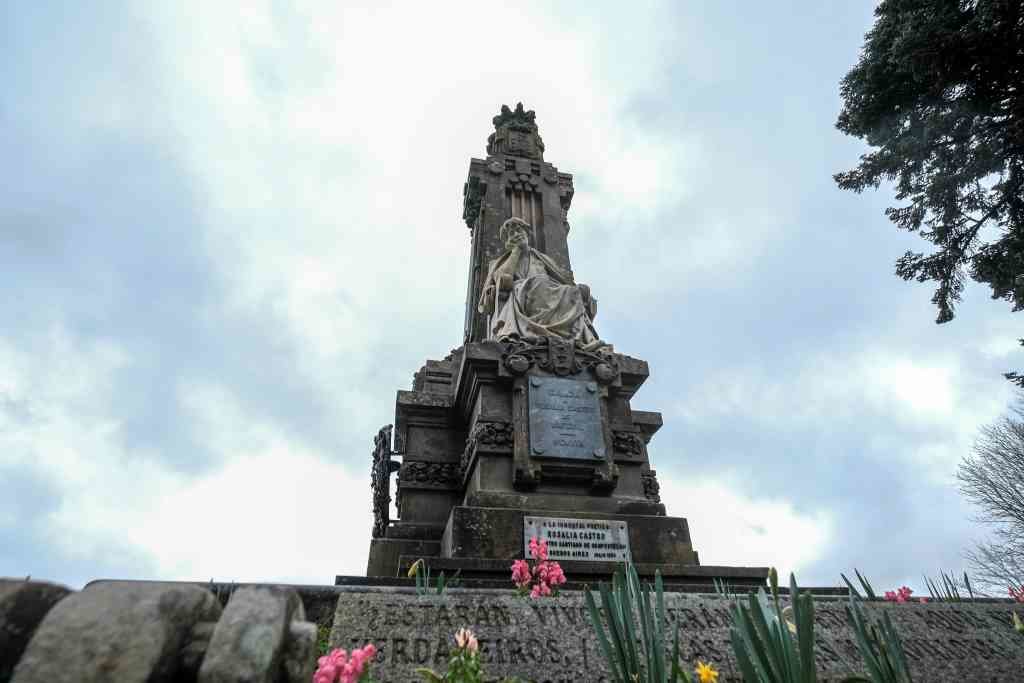 Monumento a Rosalía en Santiago, obra do escultor Francisco Clevilles e o arquitecto Isidro de Benito. (Foto: Arxina)