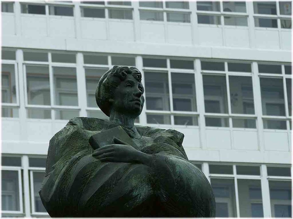 Monumento a Rosalía na Coruña, obra de Manuel Ferreiro Badía. (Foto: Jose Luís Cernadas)