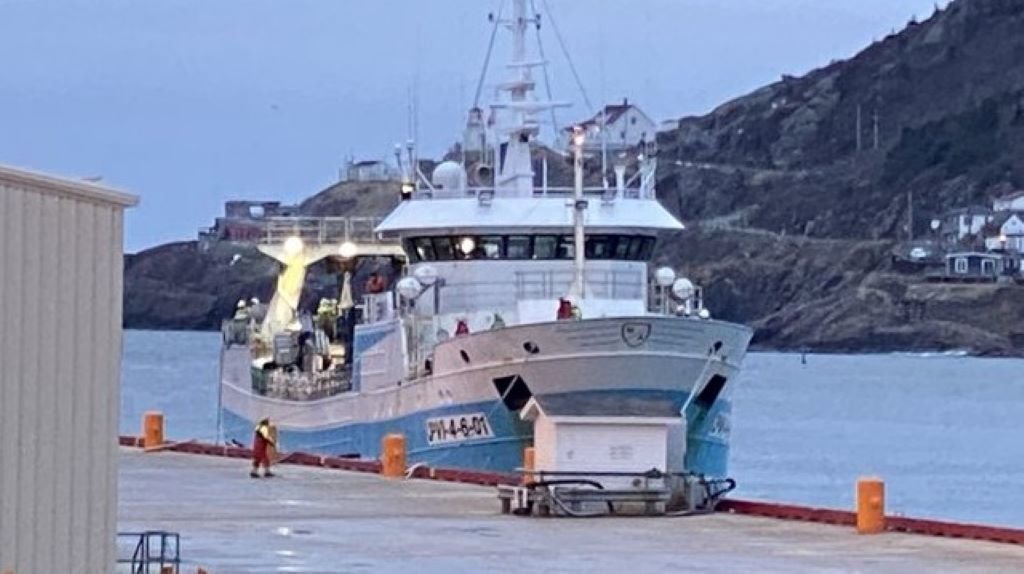O 'Praia Menduiña II' á súa chegada ao porto de Saint John de Terranova (Foto: @almuariza).