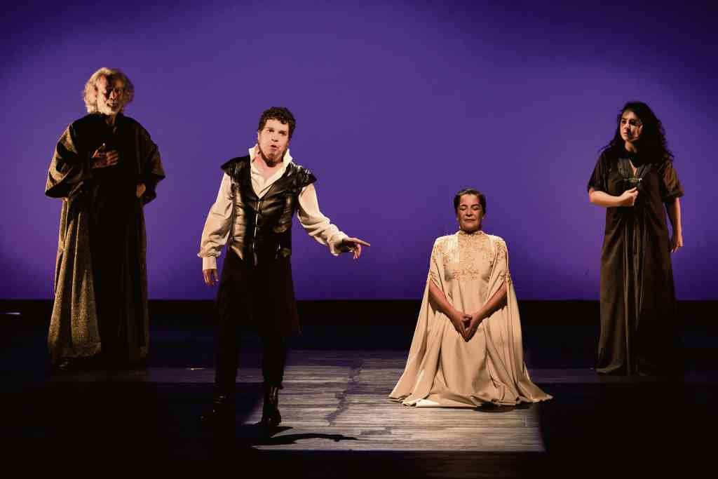 Quico Cadaval, Fernando Dacosta, Fina Calleja e Laura Míguez nunha escena de 'Morgana en Esmelle', de Sarabela Teatro. (Foto: Ovidio Aldegunde)
