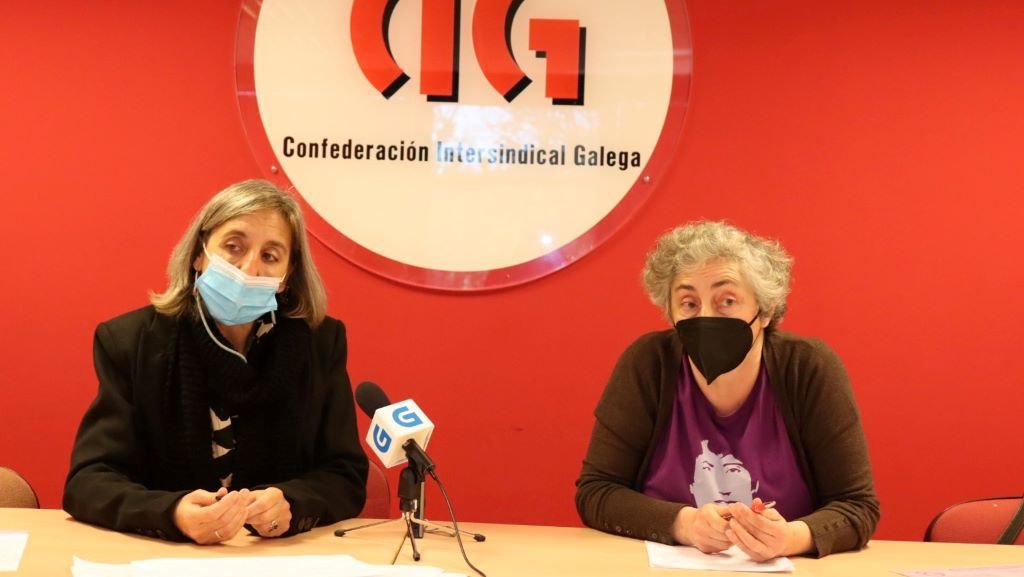 Nicolasa Castro e Natividade López durante a presentación do informe da muller no mercado laboral e os actos do 8-M (Foto: Nós Diario)