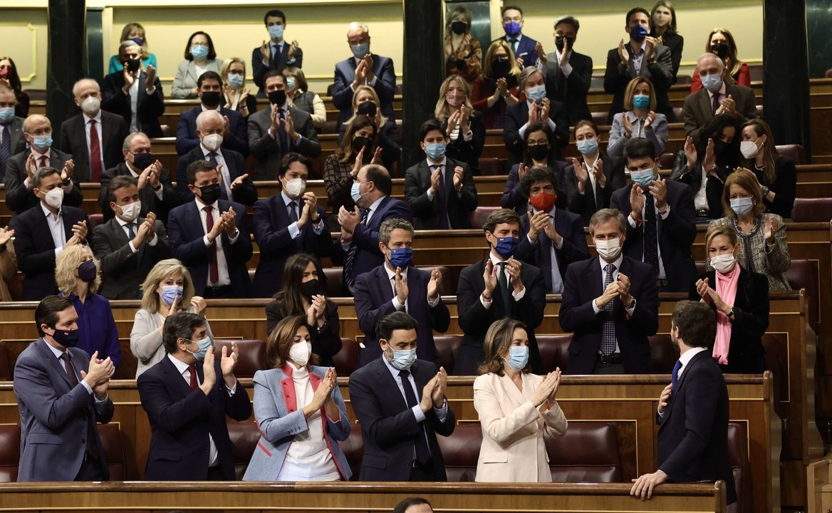Pablo Casado recibe o aplauso da bancada dos deputados populares. (Foto: Eduardo Parra/Europa Press)