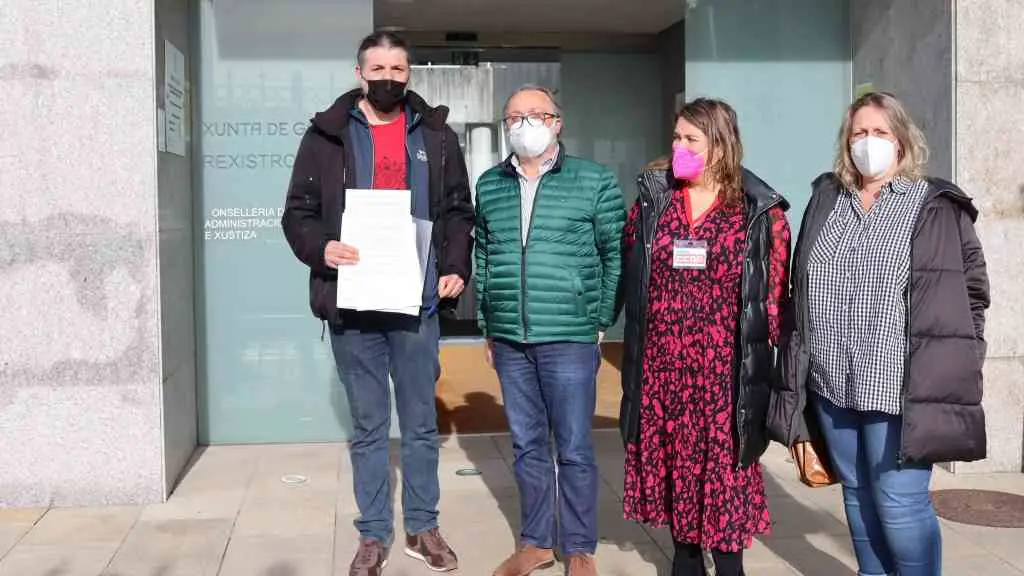 Os sindicatos CIG, CCOO e UXT presentaron onte no rexistro da Xunta a convocatoria de folga indefinida nas residencias e centros de d&iacute;a (Foto: N&oacute;s Diario).
