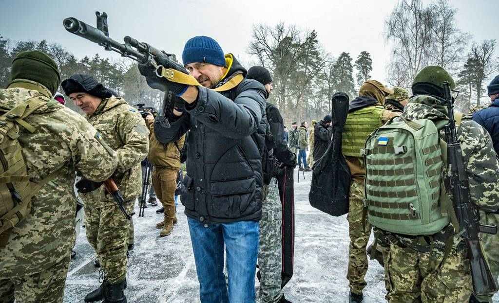 EuropaPress_4253341_civilian_volunteer_of_the_112th_territorial_defense_brigade_of_kiev_takes