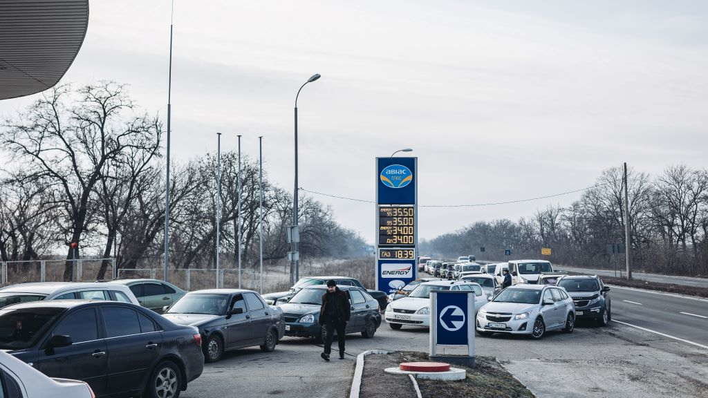 Filas de coches ás portas dunha gasolineira na rexión do Donbass. (Foto: Diego Herrera / Europa Press).