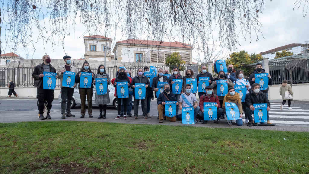 Deportistas, entidades e organizacións arrouparon a iniciativa de entrega das sinaturas de Vía Galega no Rexistro Xeral da Xunta (Foto: Arxina).