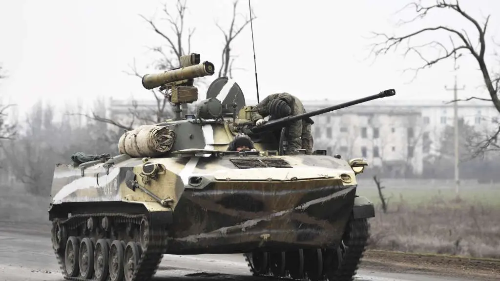 Un tanque ruso entrando a Ucra&iacute;na por Crimea, esta sexta feira (Foto: Konstantin Mihalchevskiy / Sputnik).