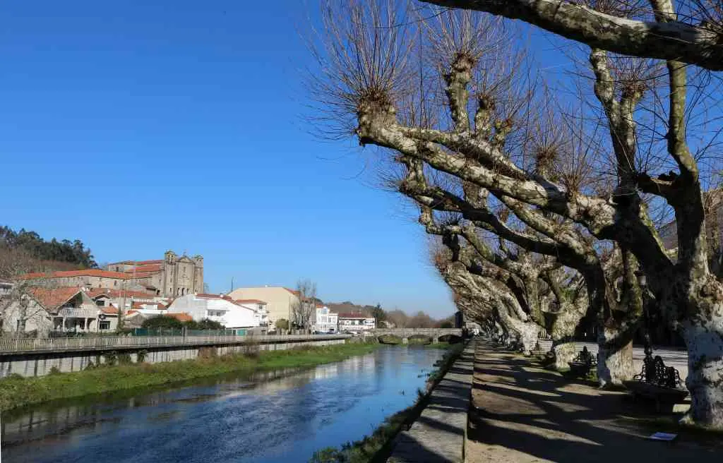 O r&iacute;o Sar entre o Carme e o Espol&oacute;n. Ao fondo a ponte de Santiago.
