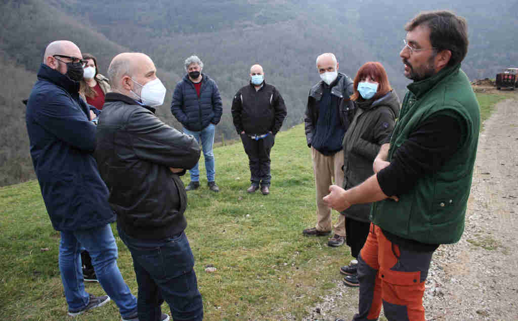 O deputado do BNG, Néstor Rego, visita unha explotación extensiva de cabras e ovellas en Samos (Foto: Nós Diario).