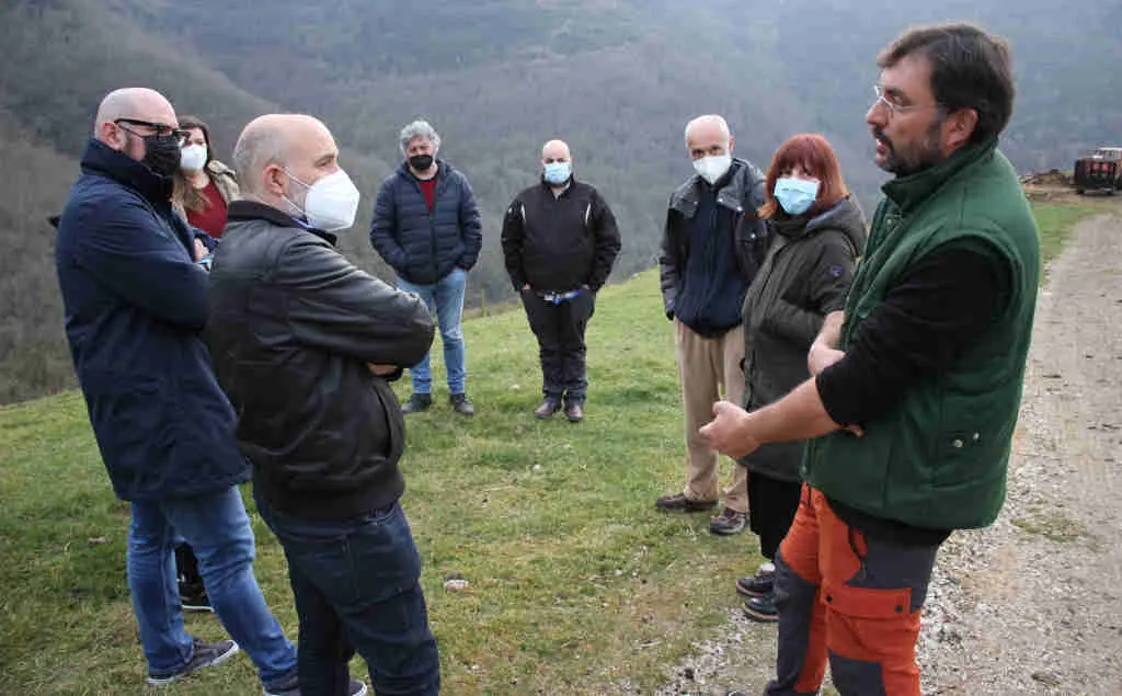 O deputado do BNG, N&eacute;stor Rego, visita unha explotaci&oacute;n extensiva de cabras e ovellas en Samos (Foto: N&oacute;s Diario).