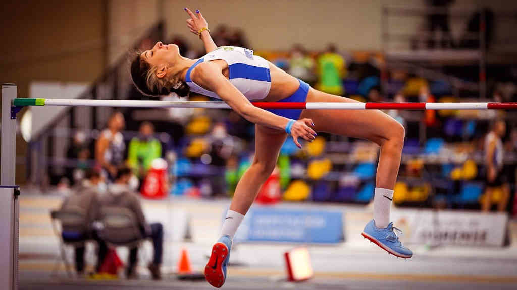 A monfortina Saleta Fernández, cunha bancada entregada, lograba medalla e a súa mellor marca da tempada (MMT) con 1.85 m. (Foto: Federación Galega de Atletismo).