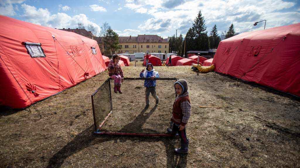 Campamento de refuxiados ucraínos na cidade eslovaca de Humenné, esta segunda feira (Foto: Pryèek Vladimír / CTK / DPA).