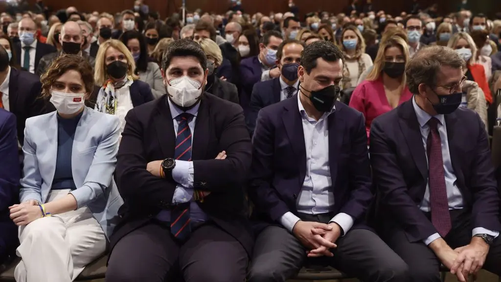 A presidenta da Comunidade de Madrid, Isabel D&iacute;az Ayuso; o presidente da Rexi&oacute;n de Murcia, Fernando L&oacute;pez Miras; o de Andaluc&iacute;a, Juanma Moreno, e o da Galiza, Alberto N&uacute;&ntilde;ez Feixoo, esta terza feira, na Xunta Directiva Nacional do PP (Foto: duardo Parra / Europa Press).