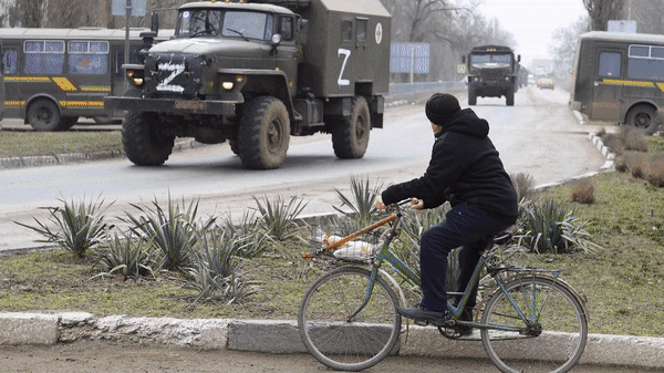 Bombardeos en Kharkiv e Kiev e construci&oacute;n de barricadas en Odesa, esta terza feira (Fotos: Ukrinform - Konstantin Mihalchevskiy/Sputnik).