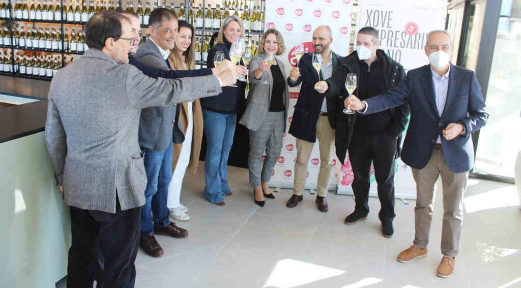 Representantes das Xuntas Directivas das adegas Martín Códax e da AXE Pontevedra anunciaron o premio. (Foto: Adegas Martín Códax)