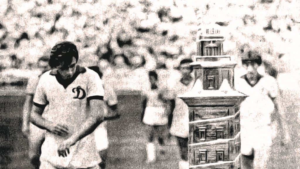 A estrela do Dinamo de Kiev, Oleg Blokhin, na Coruña diante do trofeo Teresa Herrera do ano 1981 (Foto: Nós Diario).