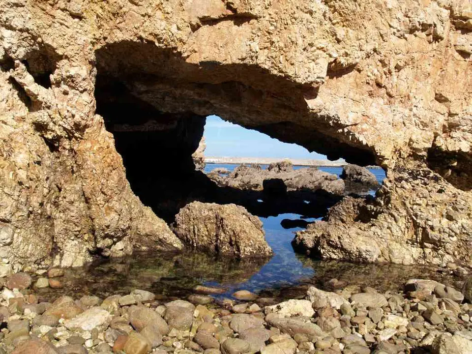 Igrexa de Coeda, curiosa furna producida pola erosi&oacute;n diferencial na &aacute;rea xeol&oacute;xica do Perdouro, nun fil&oacute;n de seixo que aflora entre as cuarcitas predominantes da zona.