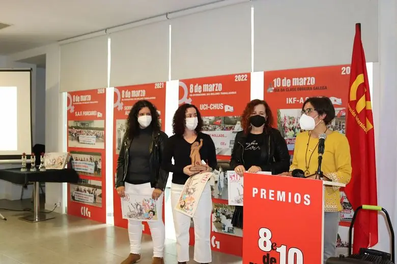 A secretaria de Mulleres na CIG, Nicolasa Castro, eco&ntilde;ece a loita das traballadoras da UCI do Hospital Cl&iacute;nico de Santiago. (Foto: N&oacute;s Diario)