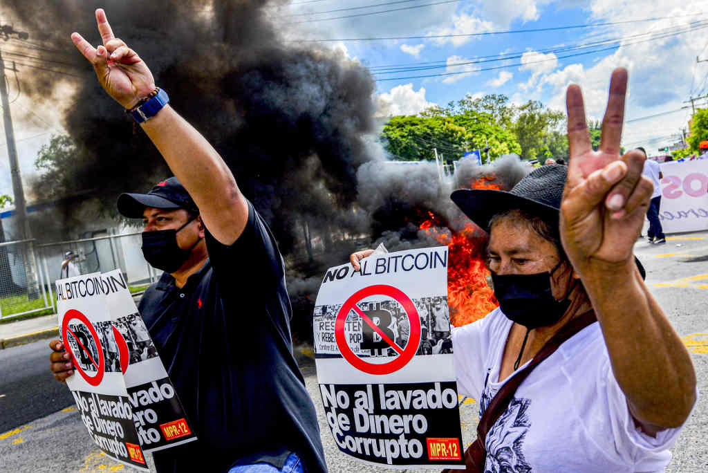 Protesta en San Salvador a finais de 2021 en contra da decisión de Bukele sobre o Bitcoin. (Foto:  Camilo Freedman / Sopa Images / DPA)