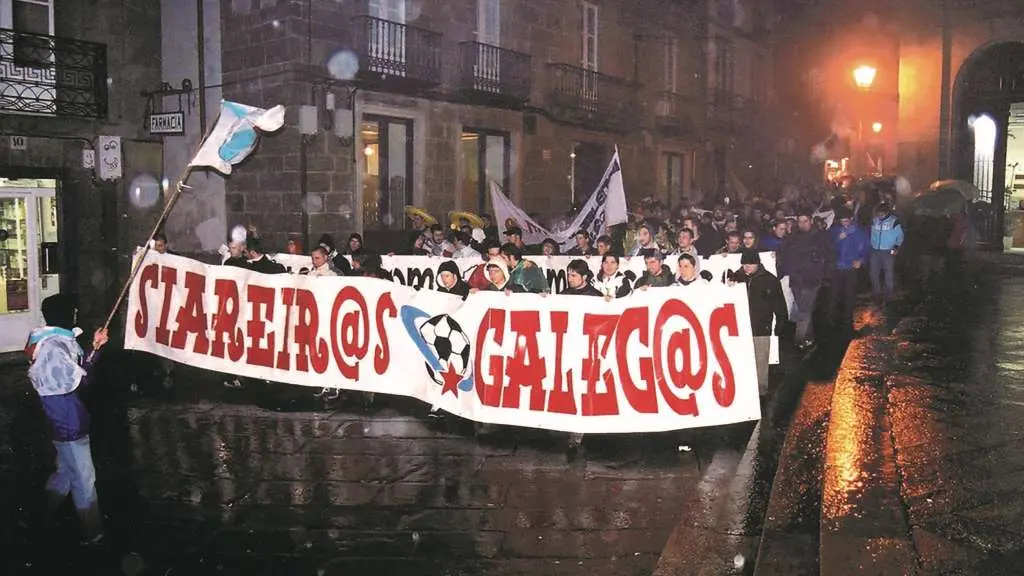 As r&uacute;as das diferentes capitais galegas levan d&eacute;cadas acollendo manifestaci&oacute;ns reivindicando a oficialidade dos combinados nacionais galegos (Foto: N&oacute;s Diario).