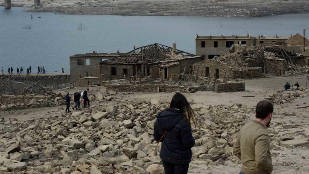 As ruínas de Aceredo, en Lobios, atraeron varias persoas en febreiro por mor da seca (Foto: Rosa Veiga / Europa Press).