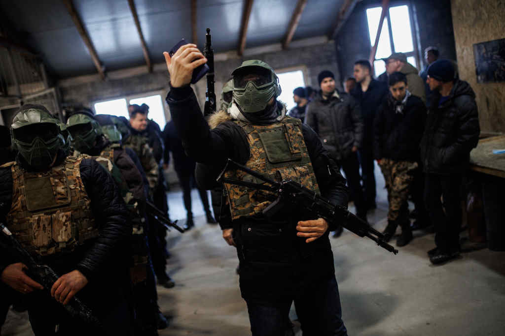 Adestramento de civís no uso das armas en Lviv (Ucraína). (Foto: Alejandro Martínez Vélez / Europa Press)