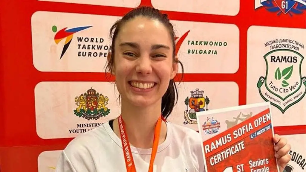 O taekwondo continua demostrando competici&oacute;n tras competici&oacute;n que na Galiza goza dunha extraordinaria sa&uacute;de. A &uacute;ltima proba na que os e as representantes do pa&iacute;s demostraron o seu alto nivel foi no prestixioso Open de Bulgaria. Al&iacute;, Iv&aacute;n Garc&iacute;a (+87, Mat&acute;s) e Alma P&eacute;rez (-53, Suh Sport) acadaron a medalla de ouro, mentres que Tania Casti&ntilde;eira (+73, Hebe) logrou o bronce. Ademais, hai que destacar que Pablo Pati&ntilde;o (-68, Pati&ntilde;o) e Arlet Ortiz (-57, Mat&acute;s) quedaron &aacute;s portas das medallas, logo de caer nos cuartos de final.
Garc&iacute;a subiu ao m&aacute;is alto do podio con m&aacute;is facilidade do previsto, pois notouse a exclusi&oacute;n dos deportistas rusos. Xa que logo, tan s&oacute; tivo que ga&ntilde;ar tres combates para lograr a primeira posici&oacute;n, superando en cuartos de final ao esloveno Partik Divokovic, nas semifinais ao serbio Mitar Maklenovic e na final&iacute;sima a un &oacute;so duro de roer, o actual subcampi&oacute;n ol&iacute;mpico Dejan Georgieski (Macedonia), unha vitoria que o catapulta entre os 16 primeiros do r&aacute;nking mundial.
Alma P&eacute;rez, pola s&uacute;a banda, tivo que participar en cinco combates. Primeiro imp&uacute;xose &aacute; desco&ntilde;ecida austr&iacute;aca Elif Stoyanov; despois, &aacute; romanesa Liana Musteata -subcampioa de Europa-; m&aacute;is tarde, &aacute; mexicana Daniela Souza e, xa na pen&uacute;ltima rolda, &aacute; espa&ntilde;ola Laura Rodr&iacute;guez. A gran final foi contra outra mexicana, Fabiola Villegas, e logo dun combate moi axustado Alma P&eacute;rez logrou ga&ntilde;ar no punto de ouro.
No caso de Tania Casti&ntilde;eiras, a do Hebe sumou a terceira e &uacute;ltima medalla con sabor galego logo de superar o primeiro combate contra a serbia Tepavac nun axustado 2-1. En semifinais, enfrontouse &aacute; cabeza de serie n&uacute;mero 1, a polaca Kowalczuk, a quen non puido contrarrestar e perdeu 2-0.

A Galiza, ouro no 'freestyle' do Open de Andaluc&iacute;a
Lonxe de Bulgaria, en Andaluc&iacute;a, a selecci&oacute;n galega conseguiu a medalla de prata no Campionato de Espa&ntilde;a de Parataekwondo de Poomsae e o ouro na xeral de Freestyle do Open de Andaluc&iacute;a, que se disputaron en Xa&eacute;n. Na primeira das probas o m&eacute;rito &eacute; duplo, pois nunca antes o pa&iacute;s galego estivo representado pola s&uacute;a propia selecci&oacute;n no torneo, mentres que no caso do Open de Andaluc&iacute;a tam&eacute;n hai alegr&iacute;a extra, pois confirmou que ser&aacute;n 29 os galegos e galegas que participen no Mundial de Corea. (Foto: Fegato).