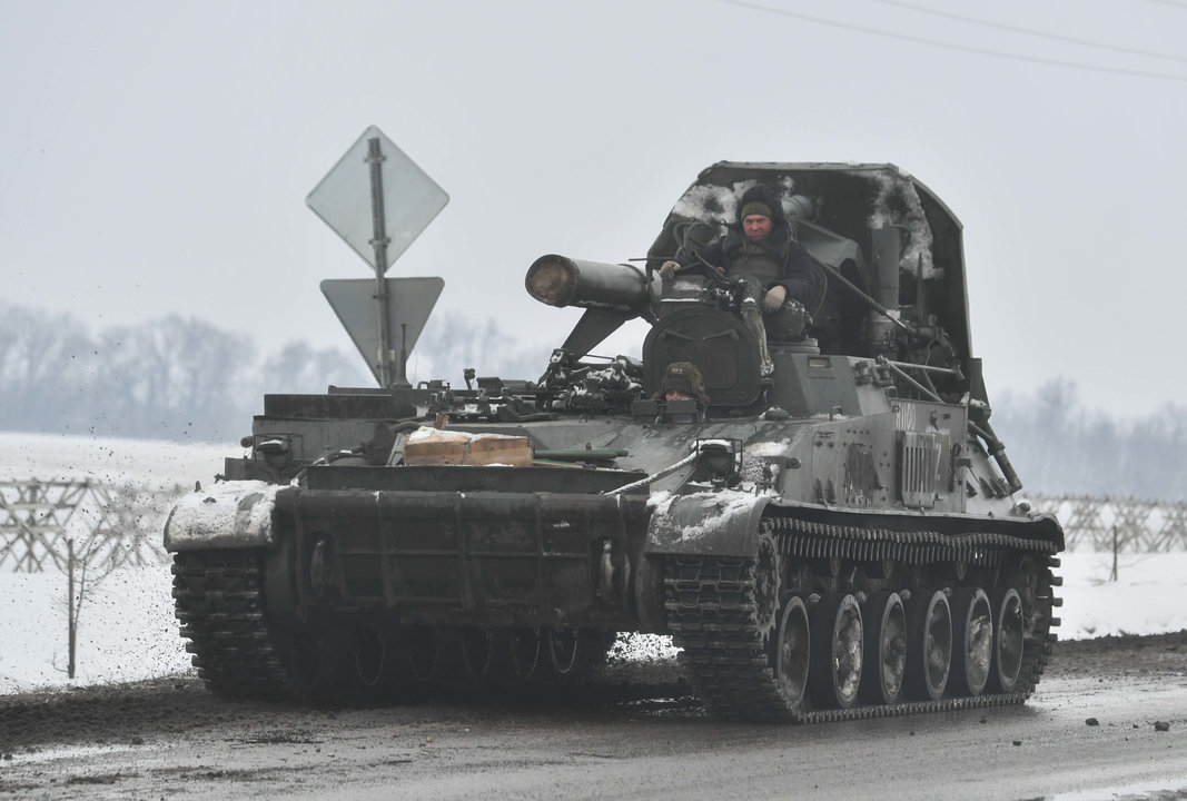 Vehículo militar ruso cruzando a fronteira do país con Ucraína. (Foto: Mikhail Voskresenskiy/Sputnik/ContactoPhoto)