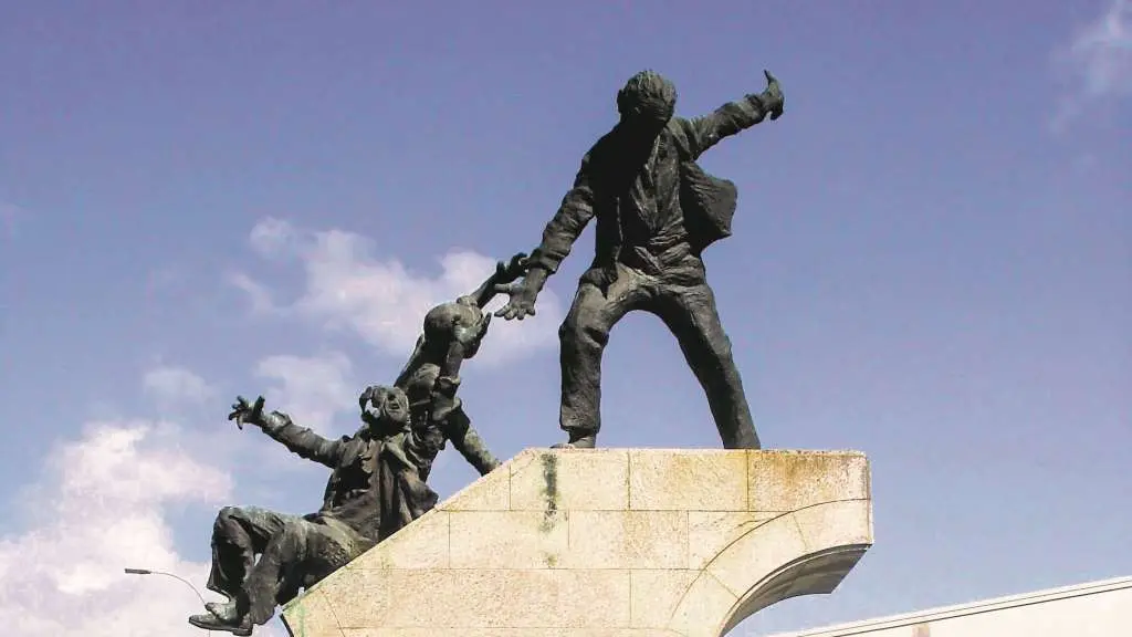 Monumento ao 10 de Marzo, en Ferrol, en memoria das loitas sindicais que custaron a vida a dous traballadores da antiga Baz&aacute;n (Foto: N&oacute;s Diario).