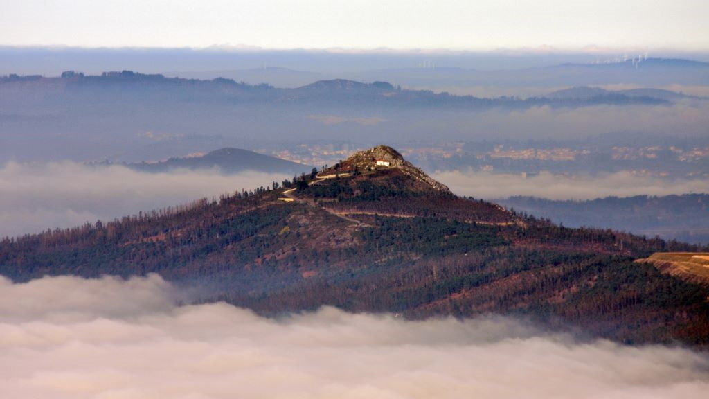 O Pico Sacro entre a néboa do val do Ulla.