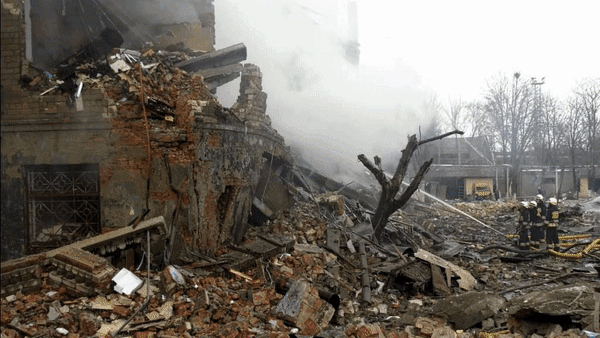 Edificio bombardeado en Dnipro, barricadas en Odesa e civís ucraínos adestrando con fusís en Lviv (Fotos: Ukrinform, Nina Liashonok/Zuma Press e Alejandro Martínez Vélez/Europa Press).