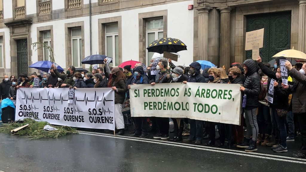 Concentración en defensa de San Pedro de Rocas ante a Deputación de Ourense en marzo deste ano. (Foto: Ecoloxistas en Acción).