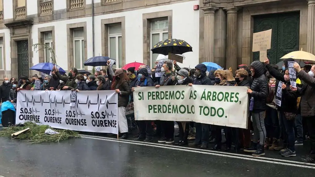 Concentraci&oacute;n en defensa de San Pedro de Rocas ante a Deputaci&oacute;n de Ourense en marzo deste ano. (Foto: Ecoloxistas en Acci&oacute;n).