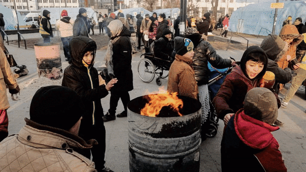 Refuxiados ucra&iacute;nos na estaci&oacute;n central de ferrocarril de Lviv (Matthew Hatcher), concerto da orquestra sinf&oacute;nica e do coro do Teatro Acad&eacute;mico Nacional de &Oacute;pera e Ballet de Odesa (Ukrinform) e vista xeral dun coche destru&iacute;do diante dunha f&aacute;brica de Eco Soft en Irpin (Mohammad Javad Abjoushak).