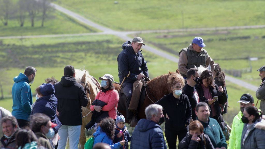 Varias persoas a cabalo tras finalizar a manifestación sobre a futura balsa da central hidroeléctrica. (Foto: Carlos Castro/Europa Press).