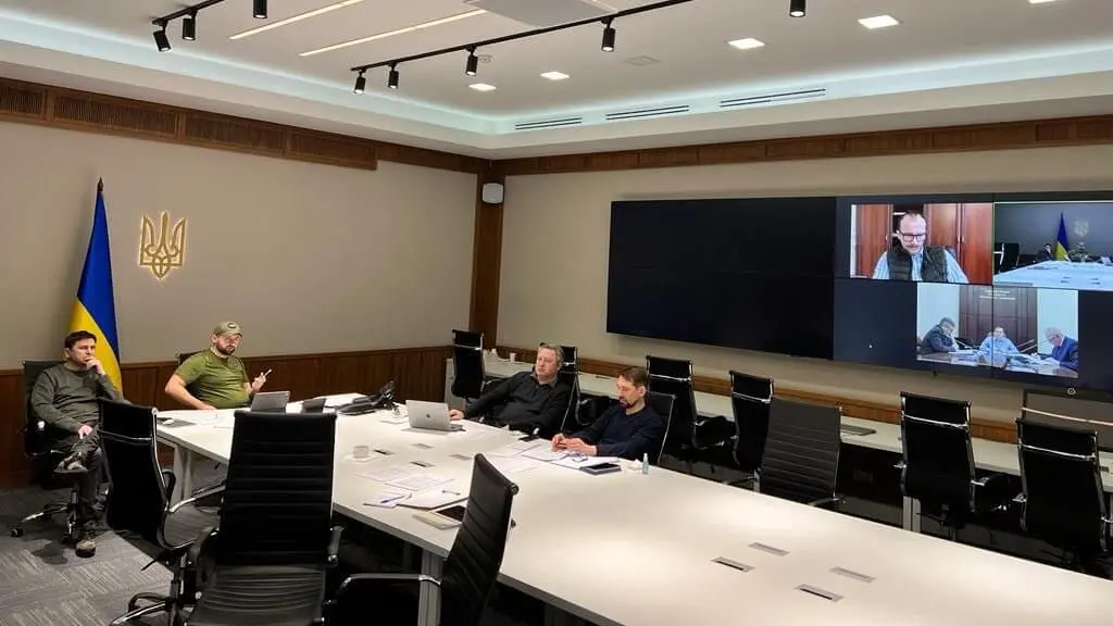 Intre da reuni&oacute;n telem&aacute;tica entre as delegaci&oacute;ns rusa e ucra&iacute;na. (Foto: @Podolyak_M)