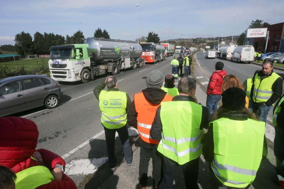 Camioneiros e transportistas paralizados no Polígono do Ceao, en Lugo. (Foto: Carlos Castro/Europa Press)